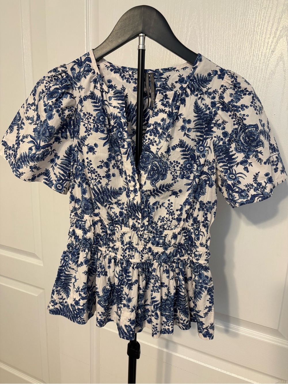 Anthropologie Blue & White Floral Peplum V-neck Blouse SZ XS